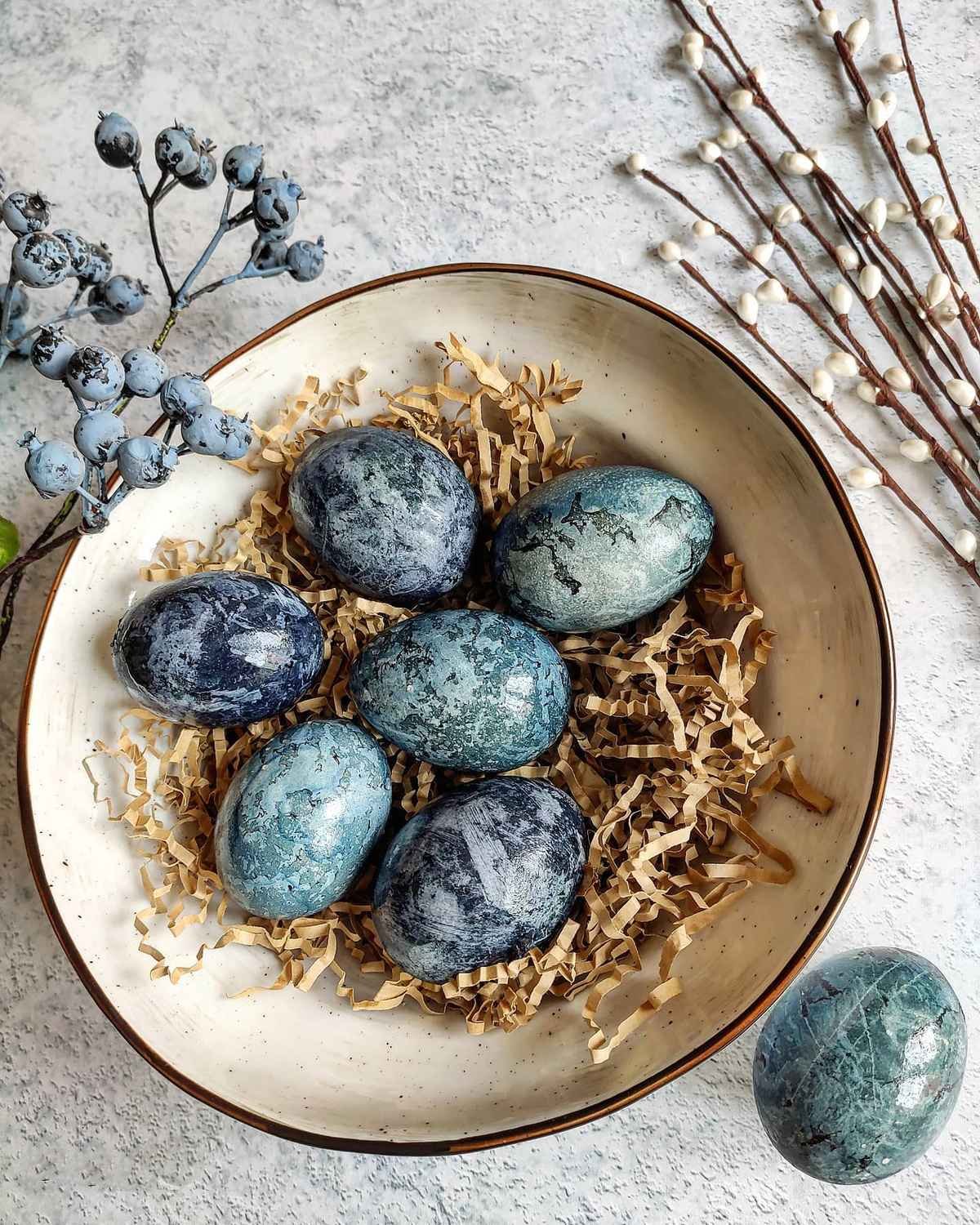 Kiaušinių dažymas kinrožių arbata