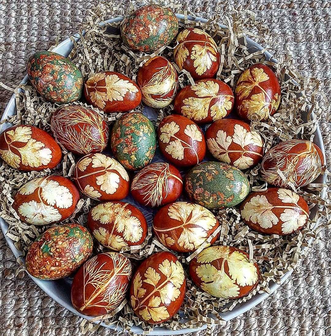 Kiaušinių marginimas svogūnų lukštais