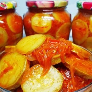 Paruoštos cukinijų salotos žiemai