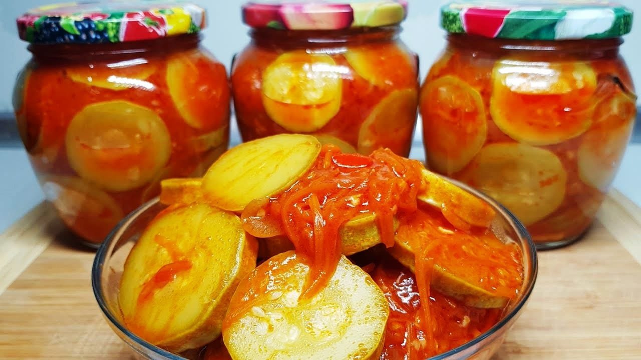 Traškios cukinijų salotos žiemai Paruoštos cukinijų salotos žiemai