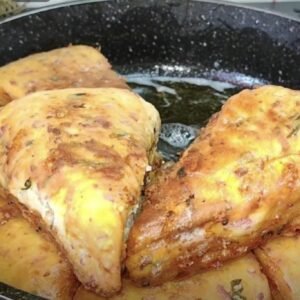 Paruošti pyragėliai su dešra ir sūriu