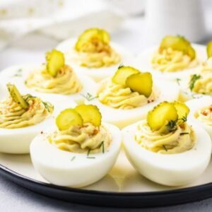 Įdaryti kiaušiniai su marinuotais agurkais