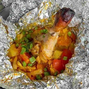 Folijoje kepta vištiena su daržovėmis