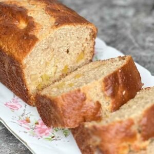 Iškeptas obuolių pyragas su cinamonu