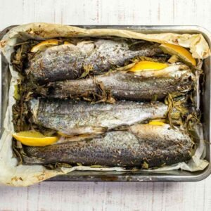 Vaivorykštinis upėtakis sviestiniame padaže