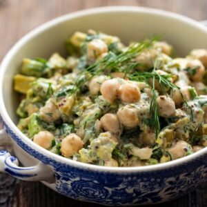 Paruoštos avokadų ir avinžirnių salotos