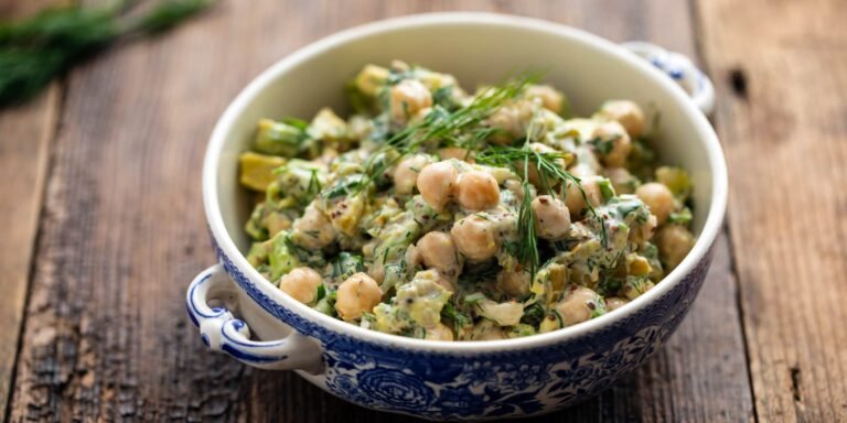 Paruoštos avokadų ir avinžirnių salotos