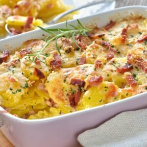 Paruoštas bulvių apkepas su kumpiu ir šonine