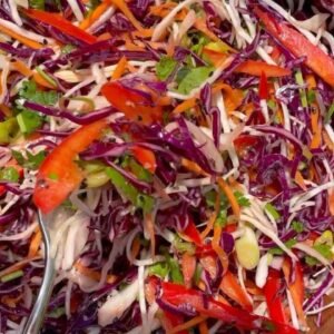 Paruoštos kopūstų salotos su imbiero padažu