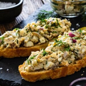 Sumuštiniai su rūkyta skumbre ir kiaušiniais