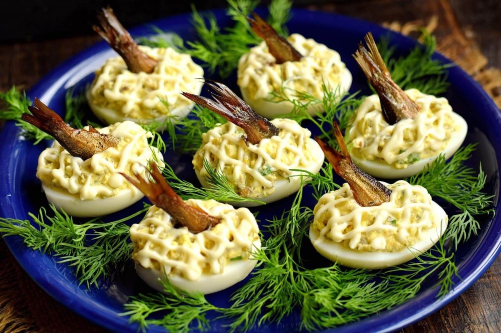 Kiaušiniai įdaryti šprotais – skani užkandėlė šventėms Paruošti kiaušiniai įdaryti šprotais
