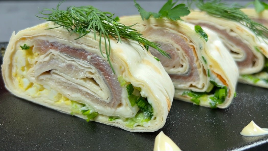 Sūdyta silkė lavaše – pigus, bet nepaprastai skanus užkandis Paruošta sūdyta silkė lavaše