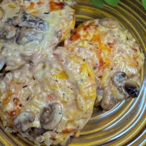 Tarkuotų bulvių ir daktariškos dešros blynai su pievagrybių padažu