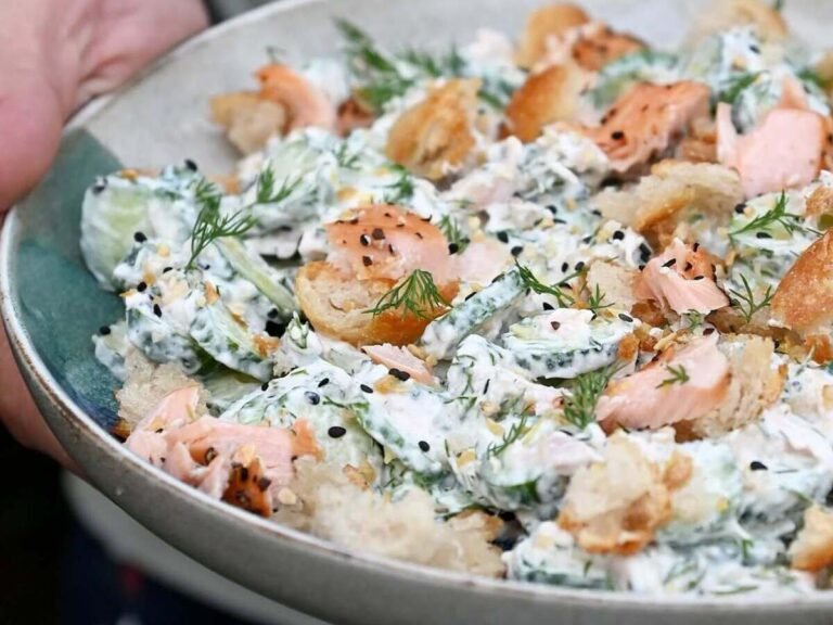 Agurkų, krapų, rūkytos lašišos ir sezamų salotos